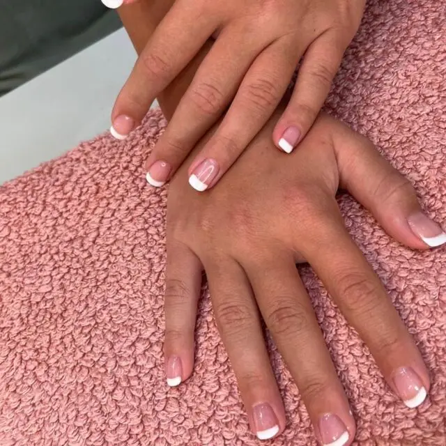 Ooo la la… we love a classic French gel manicure 💅🏻 🤍🇫🇷
